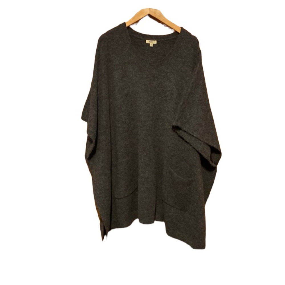 Kori dark gray poncho with pockets size M/L. Has arm holes.